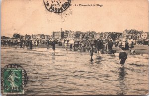 France Berck Plage Le Dimanche á la Plage Vintage Postcard 05.19