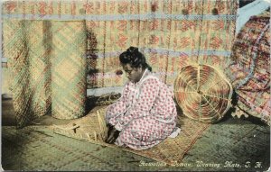 Hawaiian Woman Weaving Mats HI Hawaii Unused Weinberg Postcard G84