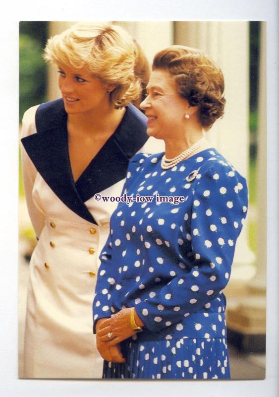 er0154 - Princess Diana & The Queen chatting at some Function - postcard