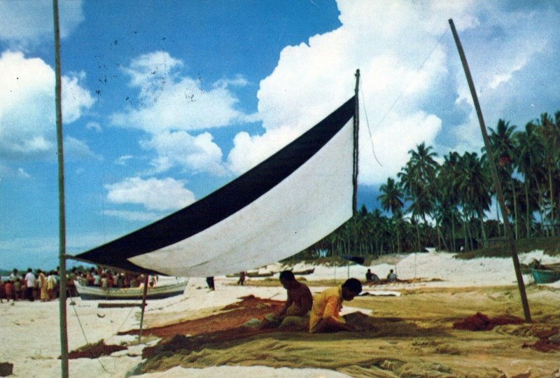 VINTAGE CONTINENTAL SIZE POSTCARD FISHERMEN & NETS KAMPONG KUANTAN MALAYSIA