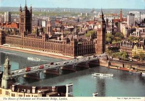 B97666 the houses of parliament london ship bateaux westminster bridge  uk