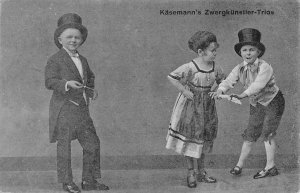 Käsemanns Zwergkünstler-Trios Little People Circus Midgets 1921 Vintage Postcard