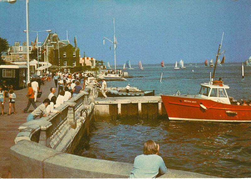 (k85) Wight Cowes Victoria Parade and Medina Mist Boat Dixon Postcard