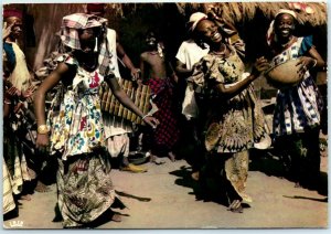 M-16333 Africa In Pictures Dancing at the village