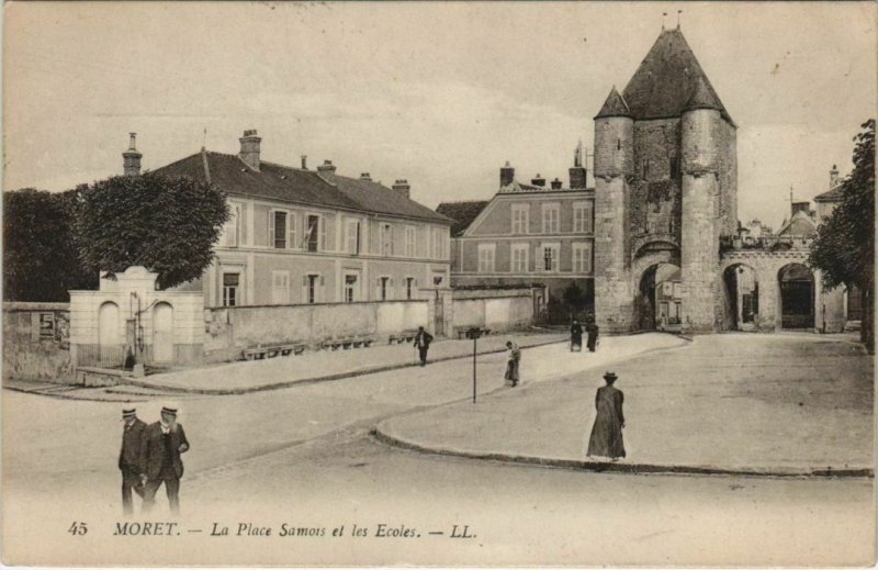 CPA Moret La Place Samois et les Ecoles FRANCE (1100936)