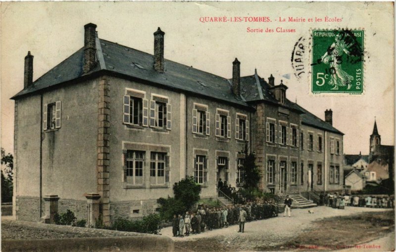 CPA QUARRÉ-les-TOMBES La Mairie et les Écoles (869105)