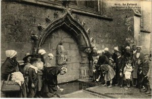 CPA Le Folgoet - Les Pelerins a la Fontaine le Jour du Pardon (1033428)