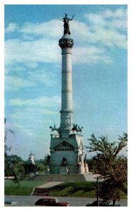 Postcard MONUMENT SCENE Des Moines Iowa IA AR8838