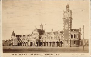 PC NEW ZEALAND, DUNEDIN, RAILWAY STATION, Vintage REAL PHOTO Postcard (B41646)