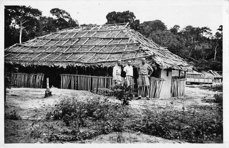 B95318 real photo le gabon ogooue livindo route de booue case de passage africa