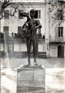 RPPC France Vallauris statue L'Homme au Mouton de Picasso