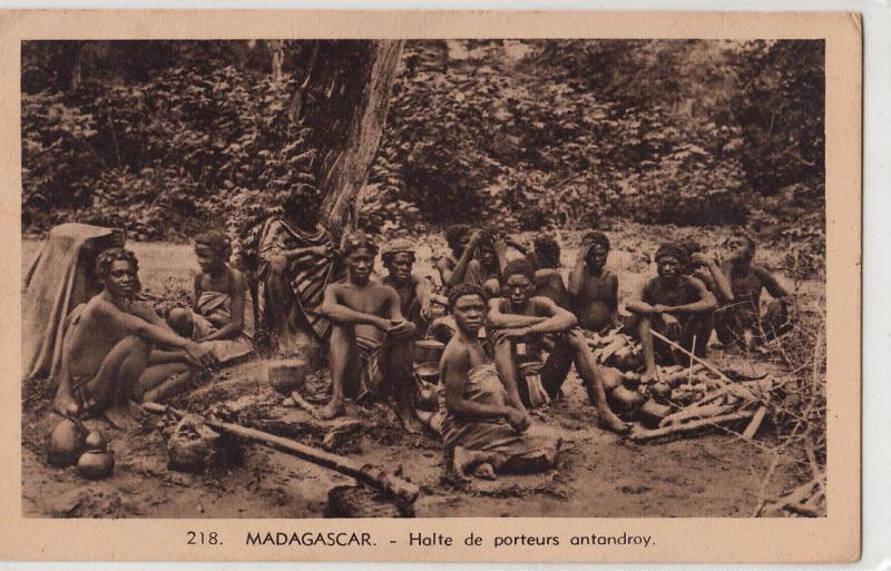 Africa Group of ethnics from Madagascar - Halte de porteurs antandroy