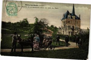 CPA NÉRIS-les-BAINS - famille en promenade dans un coin du Parc (262920)