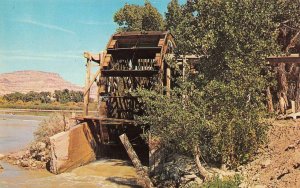 UT, Utah  OLD WATER WHEEL On The GREEN RIVER Used For HASTINGS RANCH   Postcard