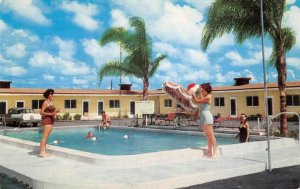 Lake Wales, Florida MOTEL SANDS Swimming Pool 1959 Vintage Roadside Postcard