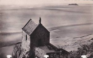 France Le Mont-Saint-Michel La Chapelle et i'lle Tombelaine a maree bass...