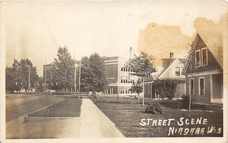 G28/ Niagara Wisconsin RPPC Postcard c1920s Street Scene Homes School