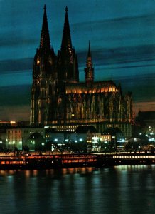 CONTINENTAL SIZE POSTCARD THE CATHEDRAL AT NIGHT COLOGNE GERMANY 1971