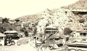 1940s BRISBEE ARIZONA CASTLE ROCK STREET VIEW HOMES CARS RPPC POSTCARD P1281