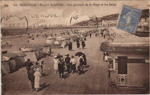 CPA DEAUVILLE Vue Generale de la Plage et les Bains (1250454)