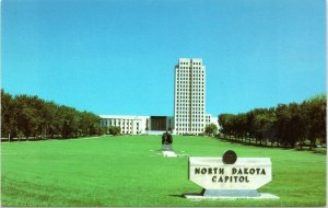 postcard Bismarck, North Dakota - Pioneer Family statue on State Capitol Grounds