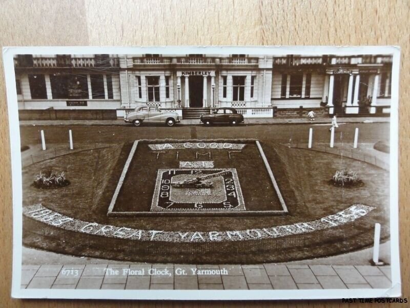 c1955 RPPC - Gt Yarmouth - The Floral Clock