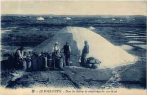 CPA Le POULIGUEN Dans les Salines le remplissage des sacs de sel (610769)