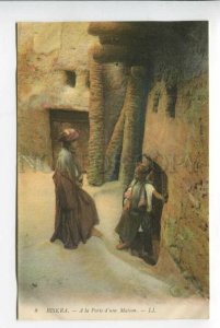 425805 ALGERIA BISKRA At the entrance to the house Vintage LL postcard