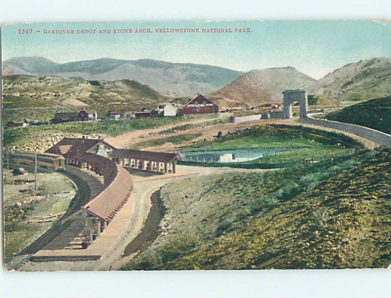 Divided-Back YELLOWSTONE AND TRAIN STATION Gardiner Montana MT HJ7642