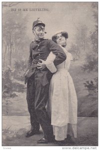 Man and woman with arms intertwined, Zij is Me Lieveling, PU-1906