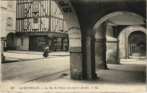 CPA La ROCHELLE-La Rue du Palais vue sous les Arcades (45307)