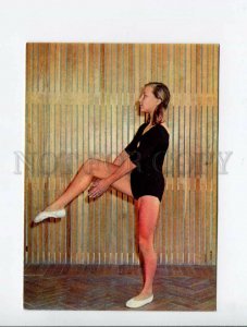 3036962 Gymnastics young girl Exercise Leg upwards