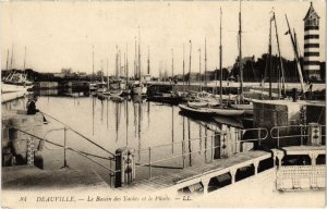 CPA Deauville Le Bassin des Yachts et le Phare FRANCE (1286385)