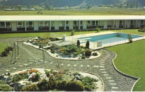 Davy Crockett Motels Motel Kamloops BC Sam & Kay Cameraman Vintage Postcard D1