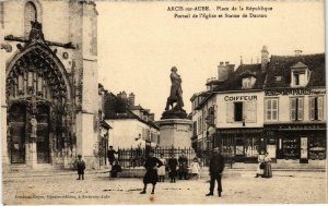 CPA ARCIS-sur-AUBE Place de la République Aube (100978)