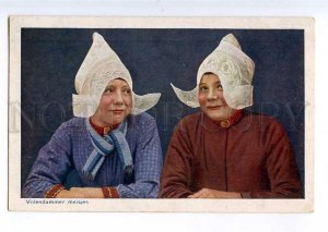 235509 HOLLAND VOLENDAM girls in native dress Vintage postcard