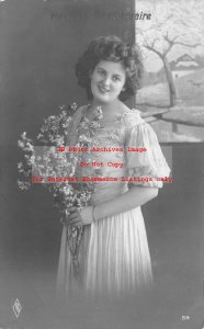 PFB RPPC No 59, Studio Shot, Pretty Woman Holding Flowers, Heureux Anniversaire