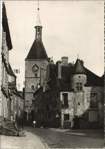 CPM AVALLON La Tour de l'Horloge et Maison du XV. Siecle (1196432)