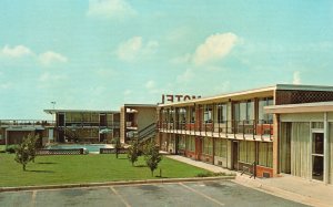 Quality Motel South Diners Club Macon Georgia GA Postcard Tub & Showers