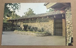 POSTCARD UNUSED - ENTRANCE TO ZOOLOGICAL GARDENS & AQUARIUM,  SAN ANTONIO, TEXAS