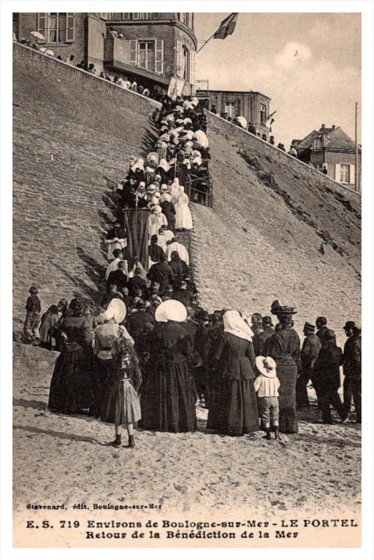 19390  French people walking to church