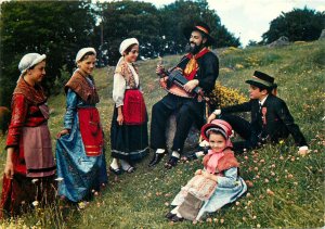 Postcard Folklore traditions ethnic French costume l Auvergne