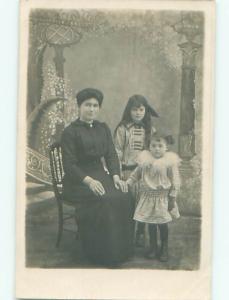 rppc 1920's GIRLS POSING WITH MOM AC8503