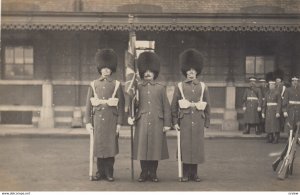 RP: LONDON , England , 00-10s ; Soldiers , Color Guard