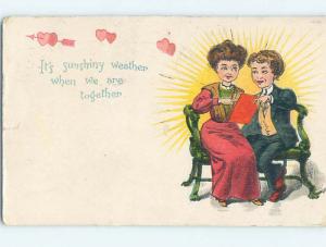 Pre-1907 comic MAN AND WOMAN SHARING A BOOK ON LOVESEAT CHAIR HQ8504