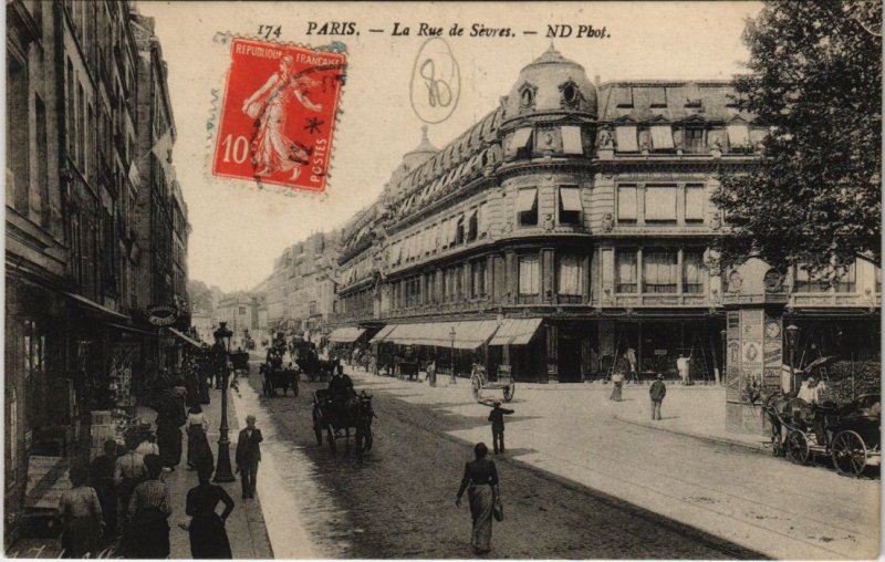 CPA PARIS - La Rue de Sévres (53728)