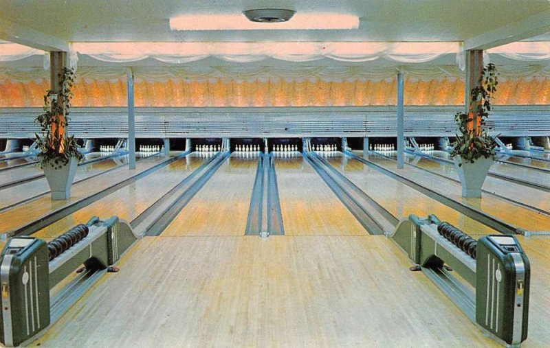 Hamden Connecticut interior view Johnson's Bowling Academy vintage pc ZE686204