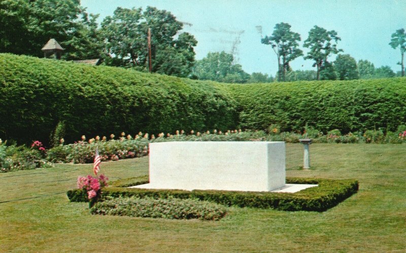 Vintage Postcard Franklin Delano Roosevelt's Grave Rose Garden Center New York 