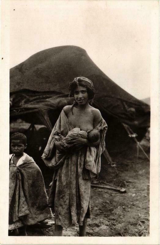 CPA Scenes & Types Jeune mere et son enfant Algerie (735623)