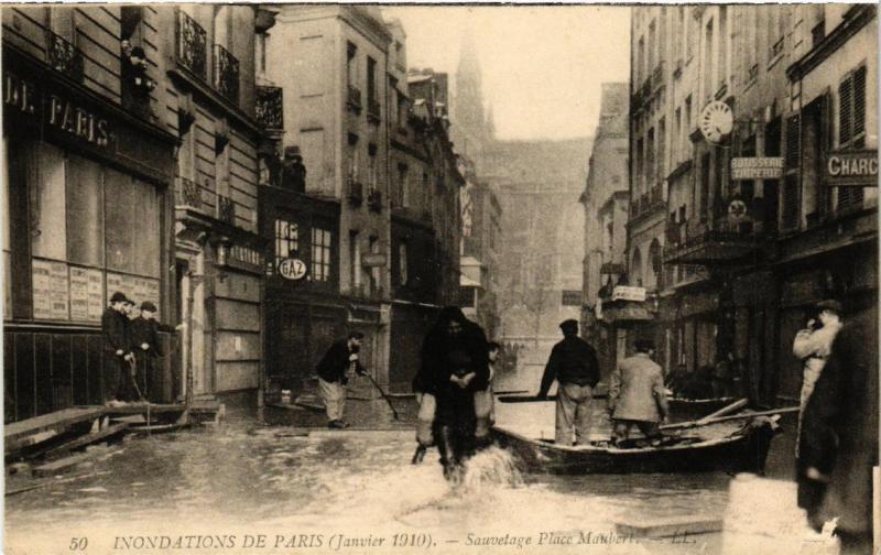 CPA PARIS Sauvetage Place Maubert INONDATIONS 1910 (606153)